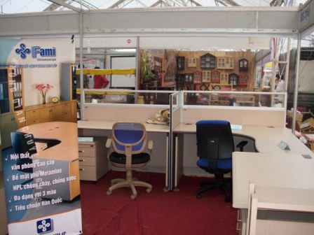 Ban_lam_viec,_vach_FAMI.jpg